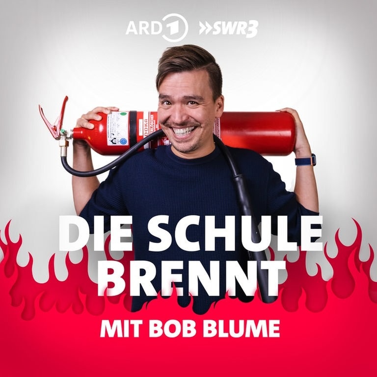 Die Schule brennt. Bob Blume mit Feuerlöscher vor Flammen (Foto: SWR3)