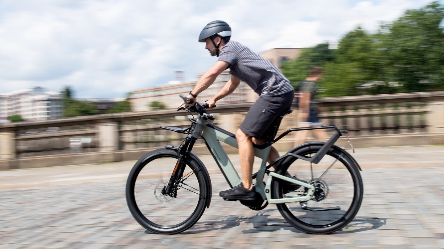 Foto: picture-alliance / Reportdienste, Zacharie Scheurer; Mann, was fürn Chaos: E-Bikes (Foto: picture-alliance / Reportdienste, Zacharie Scheurer;)