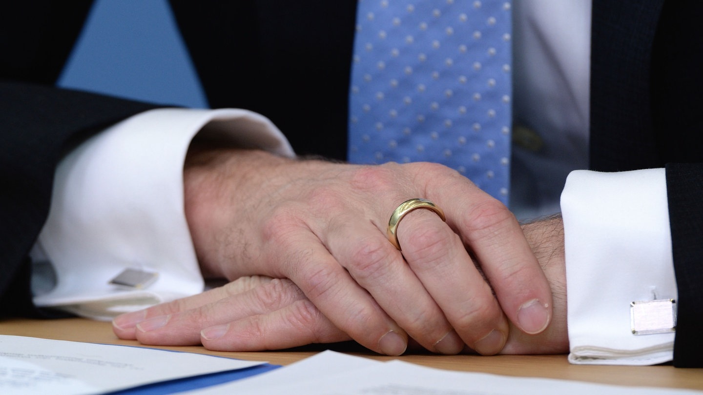Foto: picture-alliance / Reportdienste, Soeren Stache Ein Mann mit Ring am Mittelfinger (Foto: picture-alliance / Reportdienste, Soeren Stache)