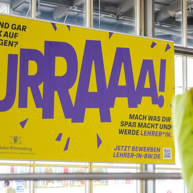 Ein Werbeplakat für den Beruf des Lehrers hängt am Flughafen in Stuttgart (Foto: picture-alliance / Reportdienste, Christoph Schmidt)