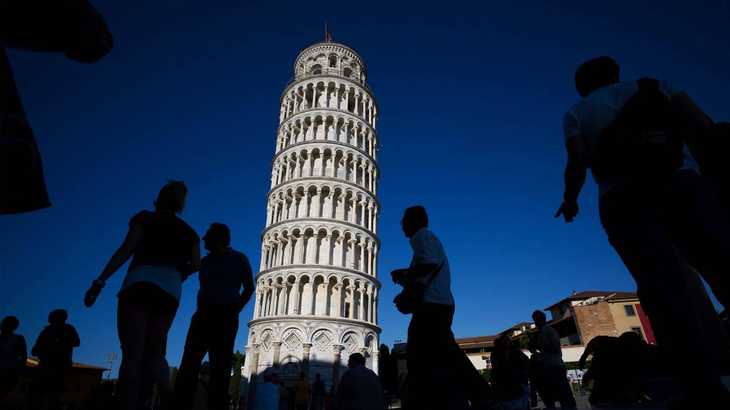 Menschen vor dem schiefen Turm von Pisa (Foto: picture-alliance / Reportdienste, Peter Kneffel)