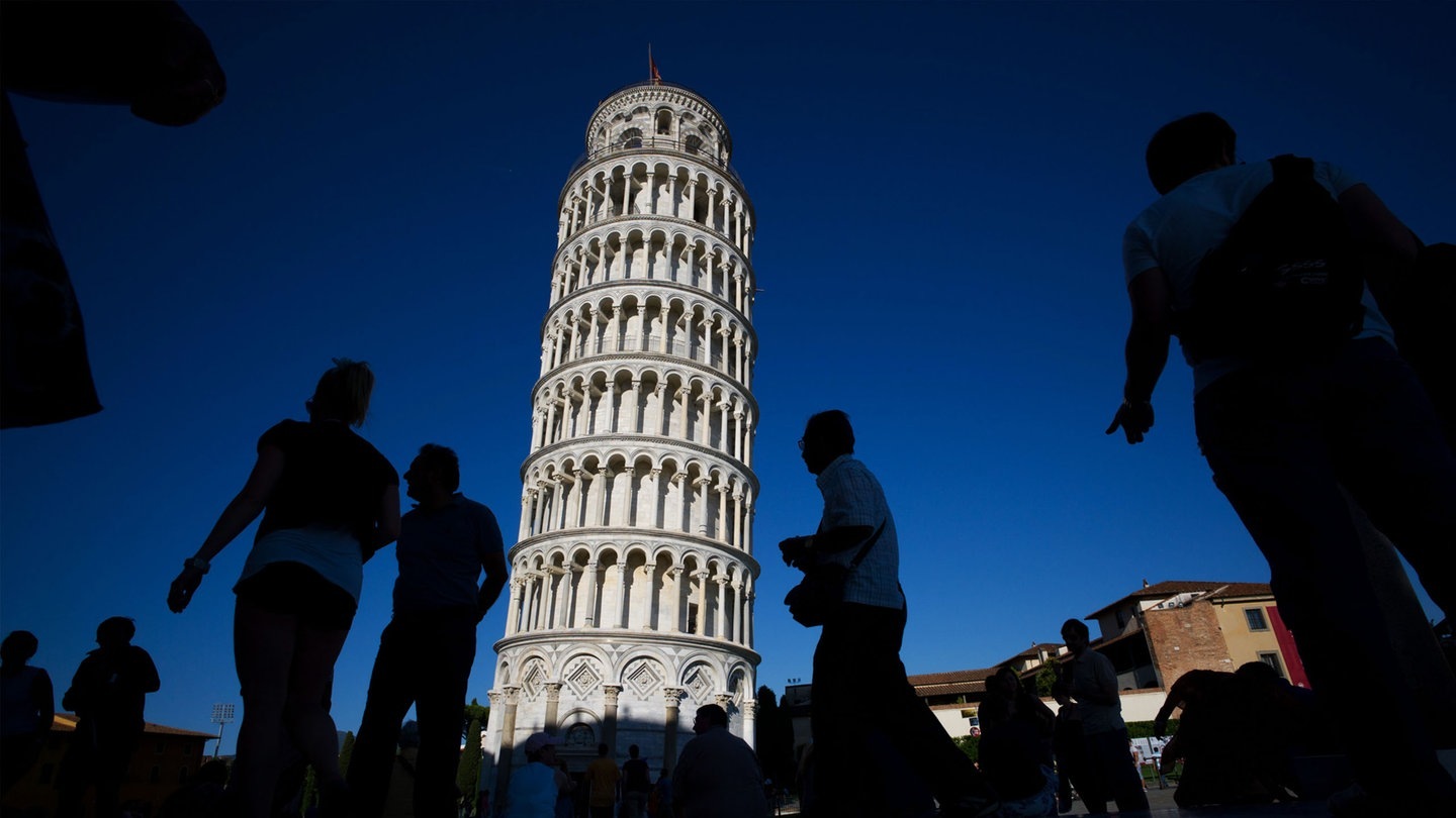 Foto: picture-alliance / Reportdienste, Peter Kneffel Menschen vor dem schiefen Turm von Pisa (Foto: picture-alliance / Reportdienste, Peter Kneffel)