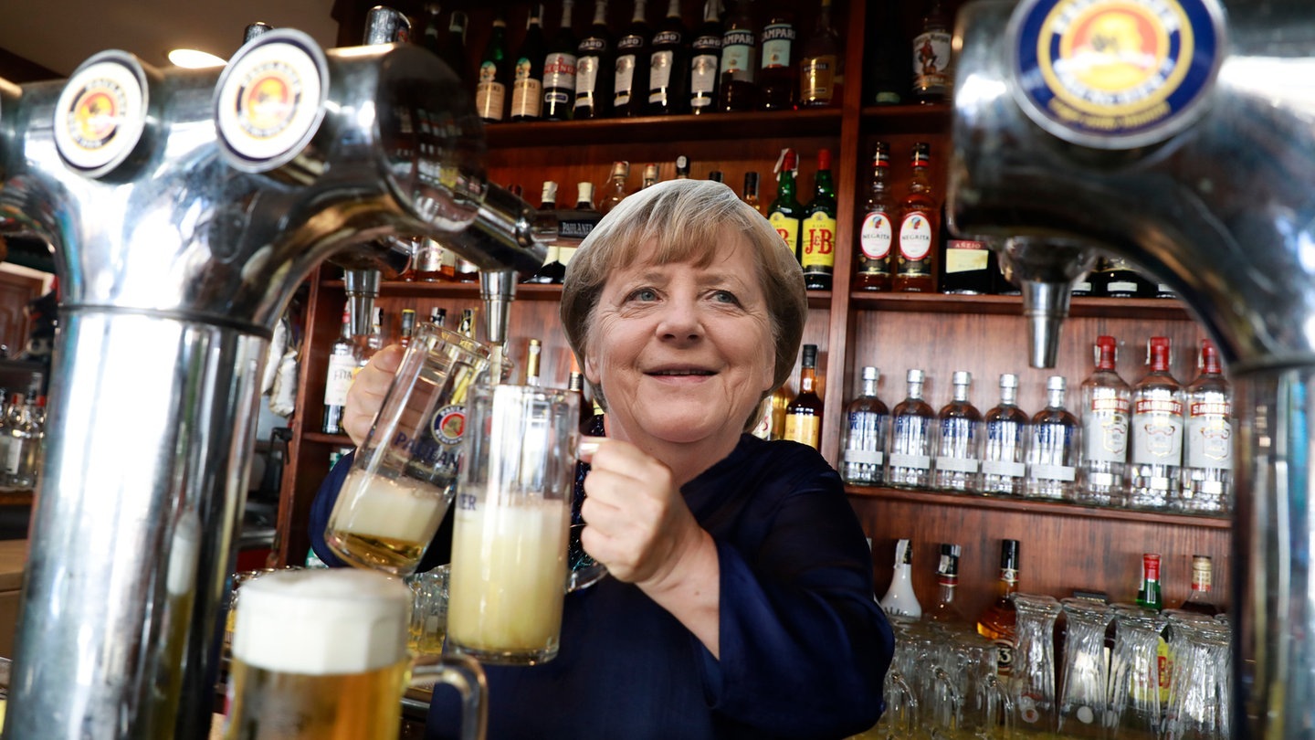 Foto: picture-alliance / Reportdienste, Clara Margais; Jens Kalaene Radio Sonnenstich-TV: Merkel auf Malle (Foto: picture-alliance / Reportdienste, Clara Margais; Jens Kalaene)