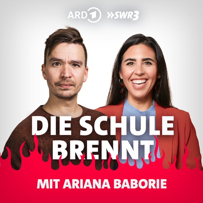 Bob Blume und Ariana Baborie vor Flammen (Foto: SWR3)