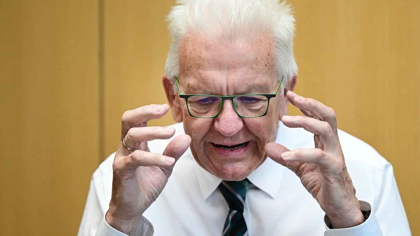 Foto: picture-alliance / Reportdienste, Bernd Weißbrod Winfried Kretschmann, aufgenommen in seinem Büro im Landtag (Foto: picture-alliance / Reportdienste, Bernd Weißbrod)