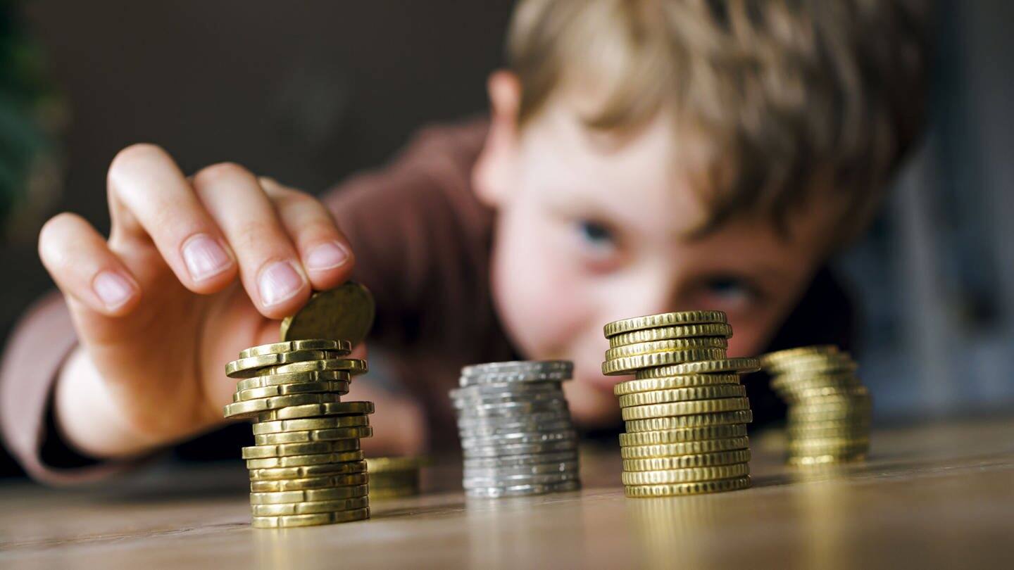 Ein Junge zählt sein Taschengeld (Foto: picture-alliance / Reportdienste, Thomas Trutschel)