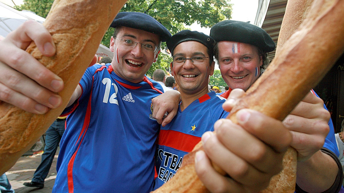 Foto: picture-alliance / Reportdienste, Patrick Lux Französische Fußballfans posieren mit Baguettes (Foto: picture-alliance / Reportdienste, Patrick Lux)