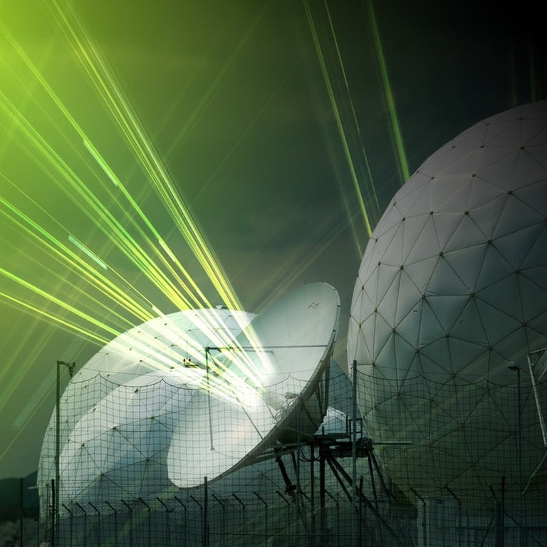 Dark Matters, Staffel 2 Banner, Abhöranlage mit Datenströmen. (Foto: SWR3, rbb / SWR3 / BND / realgestalt)