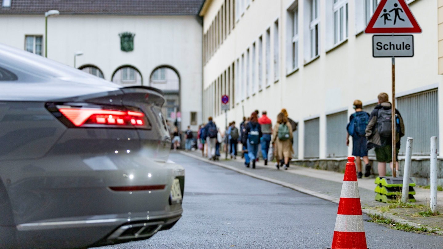 Foto: picture-alliance / Reportdienste, Christoph Reichwein Pylonen und ein Auto stehen auf der Straße vor einer Schule (Foto: picture-alliance / Reportdienste, Christoph Reichwein)