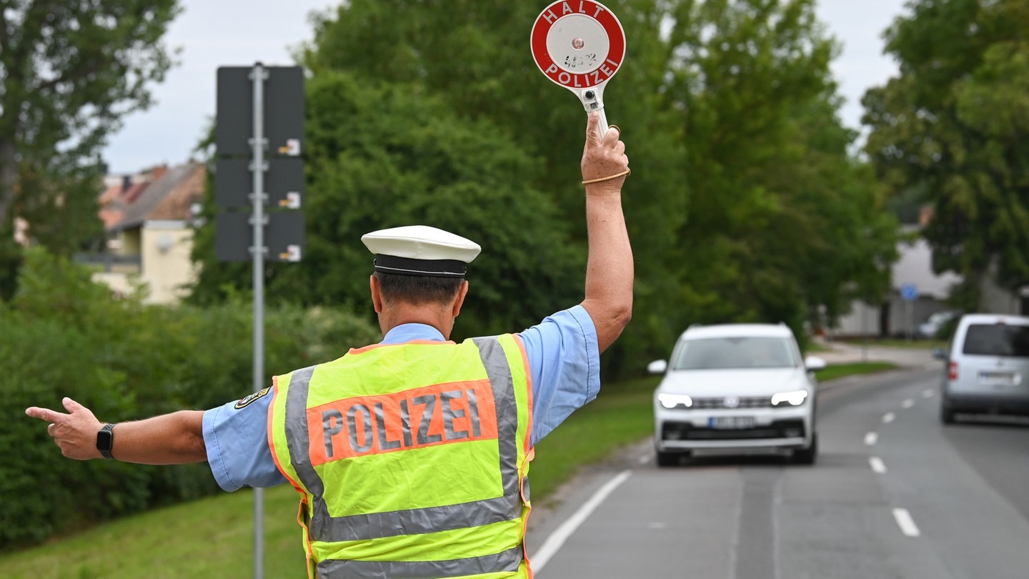 Foto: picture-alliance / Reportdienste, Heiko Rebsch Ein Fahrzeug wird von einem Polizisten zur Kontrolle von der Straße gewunken (Foto: picture-alliance / Reportdienste, Heiko Rebsch)