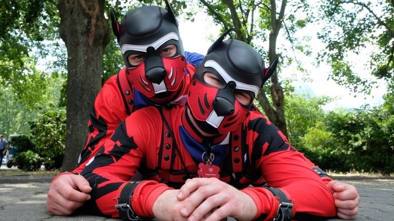 Human Pupplay: Welpen-Rollenspiel mit Puppy Marlon und Puppy Leo