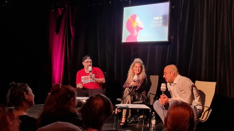 Roman Lemke, Nina Workhard und Maximilian Pollux beim SWR Podcastfestival (Foto: SWR, SWR3 / Sandra Tiersch)