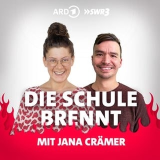 Jana Crämer und Bob Blume vor Flammen