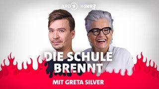 Greta Silver und Bob Blume vor Flammen