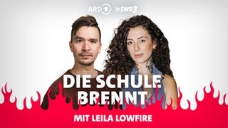 Leila Lowfire hinter Flammen mit Host Bob Blume Podcast Cover (Foto: Bastian Bochinski ) Leila Lowfire hinter Flammen mit Host Bob Blume Podcast Cover