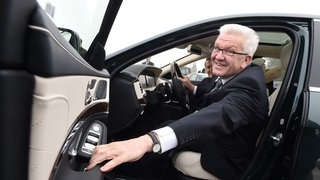 Kretschmann am Steuer (Foto: picture-alliance / Reportdienste, Picture Alliance) Kretschmann am Steuer