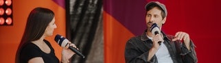 Max Giesinger mit Sally Özcan im Podcast 1 plus 1 – Freundschaft auf Zeit, in dem er seine Geschichte als Scheidungskind erzählt
