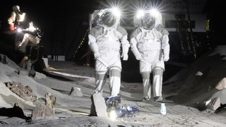 Zwei Astronauten im Europäischen Astronautenzentrum Luna. (Foto: picture-alliance / Reportdienste, picture alliance/dpa | Benjamin Westhoff) Zwei Astronauten im Europäischen Astronautenzentrum Luna.