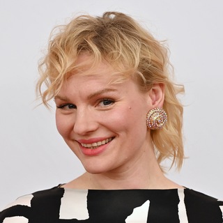 Schauspielerin Rosalie Thomass vor grauem Hintergrund