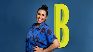 Ariana Baborie vor dem Buchstaben B (Foto: SWR) Ariana Baborie vor dem Buchstaben B