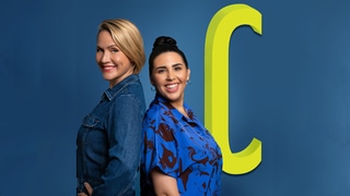 Judith Rakers und Ariana Baborie Rücken an Rücken vor dem Buchstaben C (Foto: SWR) Judith Rakers und Ariana Baborie Rücken an Rücken vor dem Buchstaben C
