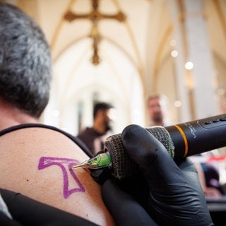 Tätowieren in der Kirche