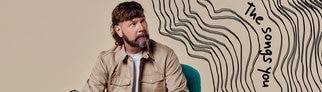 Rea Garvey sitzt auf einem Stuhl und schaut zur rechten Seite daneben sind wellenförmige Linien und in den Linien steht der Podcast Titel: The songs you picked for me