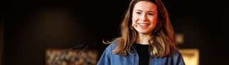 Luisa Neubauer während einer Konferenz | Luisa Neubauer spricht mit Kristian Thees im Interview