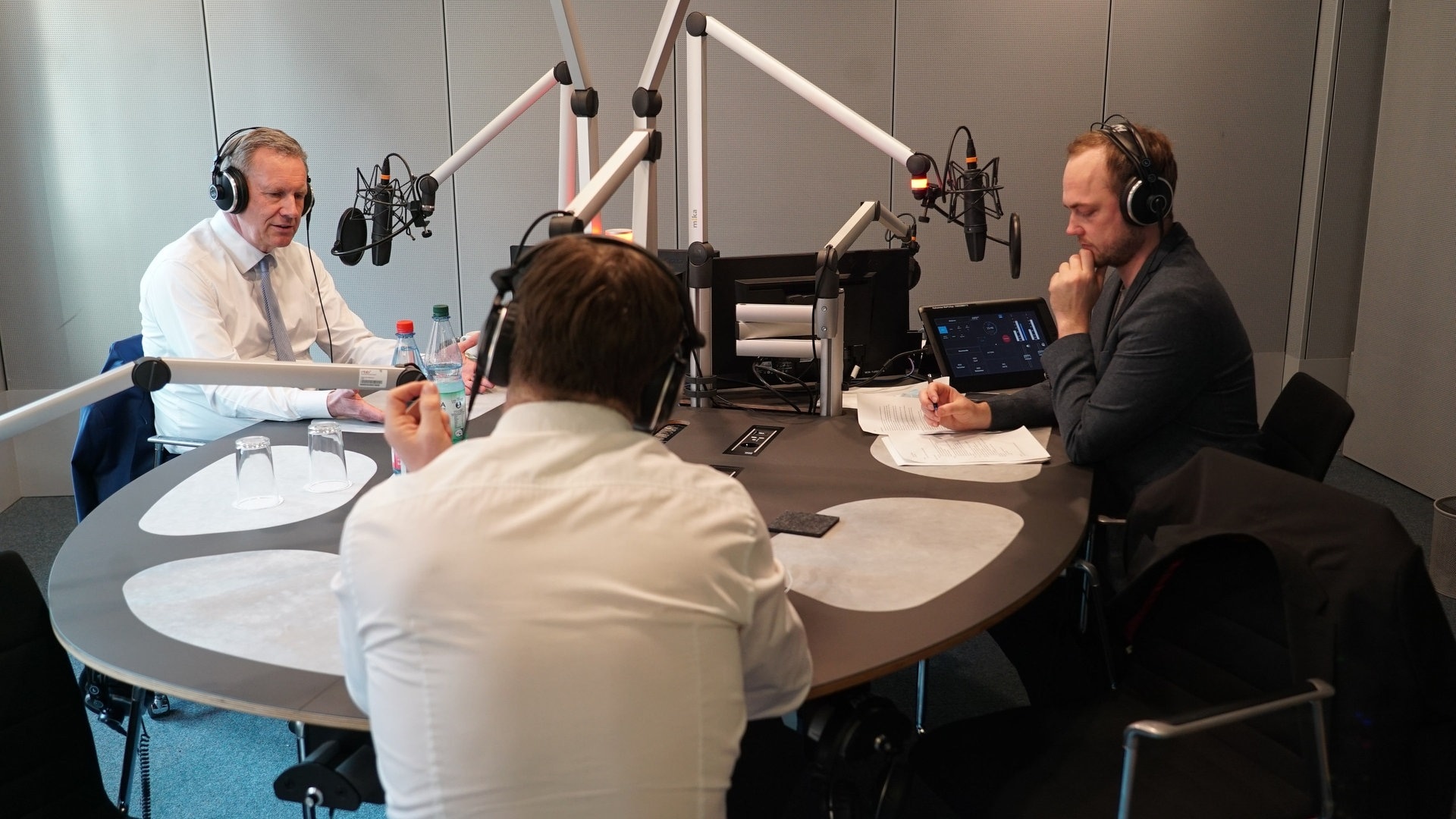 Christian Wulff gemeinsam mit SWR-Korrespondenten im Studio