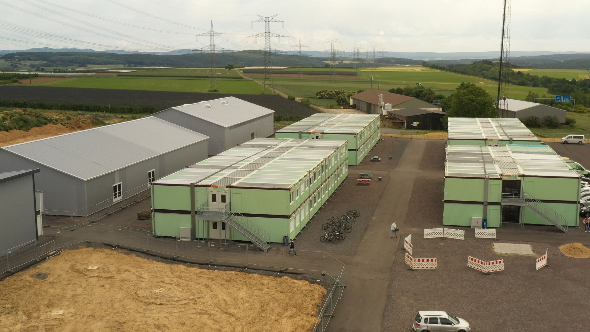Foto: SWR, Rainer Bloch Das Are-Gymnasium, Heimat für rund 1.000 Schüler wurde in der Flutnacht stark getroffen. Unterricht ist dort nicht mehr möglich. Deswegen ist die Schule nach Grafschaft umgezogen und besteht jetzt aus rund 300 Containern. Dort versuchen Schüler und Lehrer den Schulalltag so normal wie möglich zu gestalten. (Foto: SWR, Rainer Bloch)