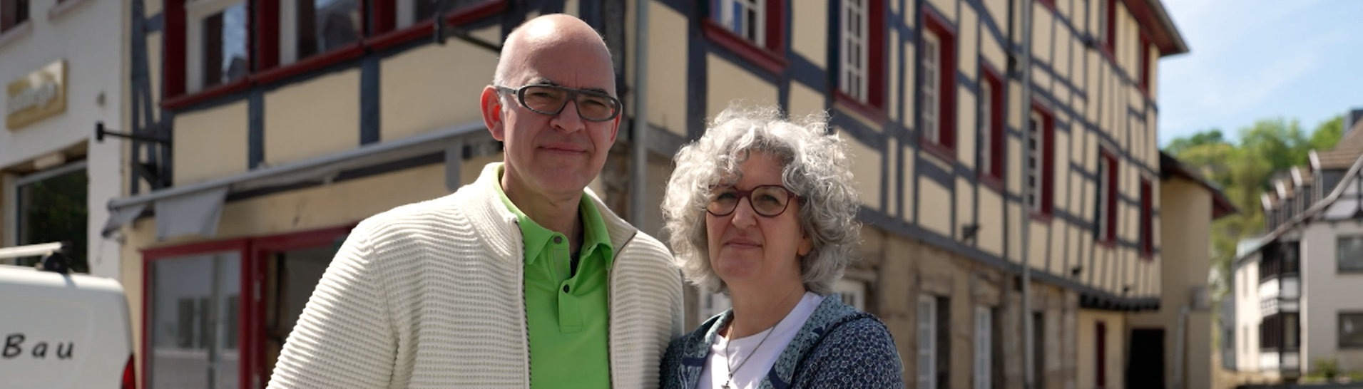 Sie wollen lieber „Flutbetroffene“ anstatt „Flutopfer“ genannt werden. Denn Familie Reinartz gibt nach der Flutkatastrophe im Ahrtal nicht auf – obwohl sie ihr Café in Bad Münstereifel und zwei Häuser verloren hat. Wie geht es Ihnen heute? (Foto: SWR)