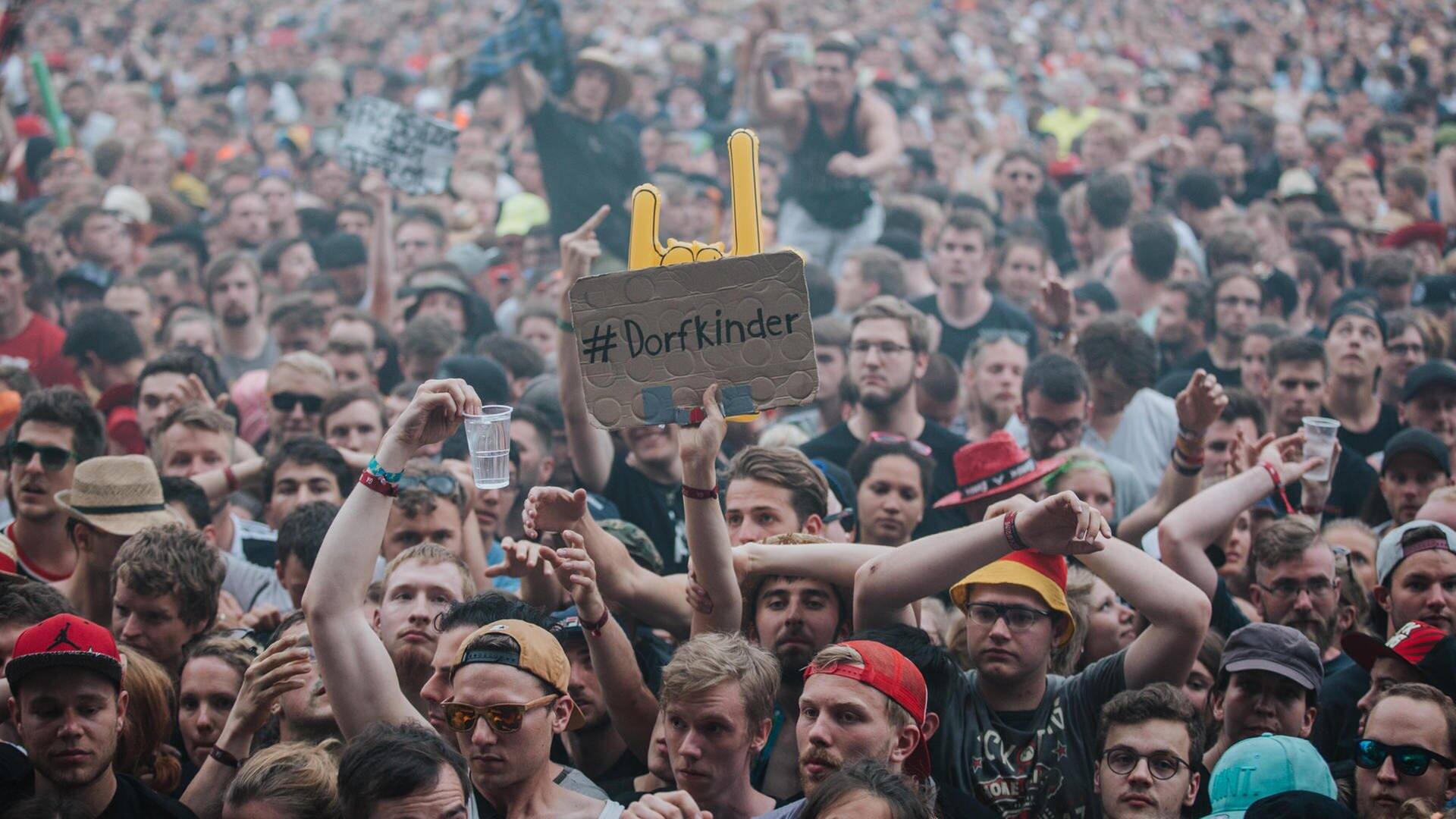 Beatsteaks: Arnim rockte im Regencape (Foto: SWR / Ronny Zimmermann)