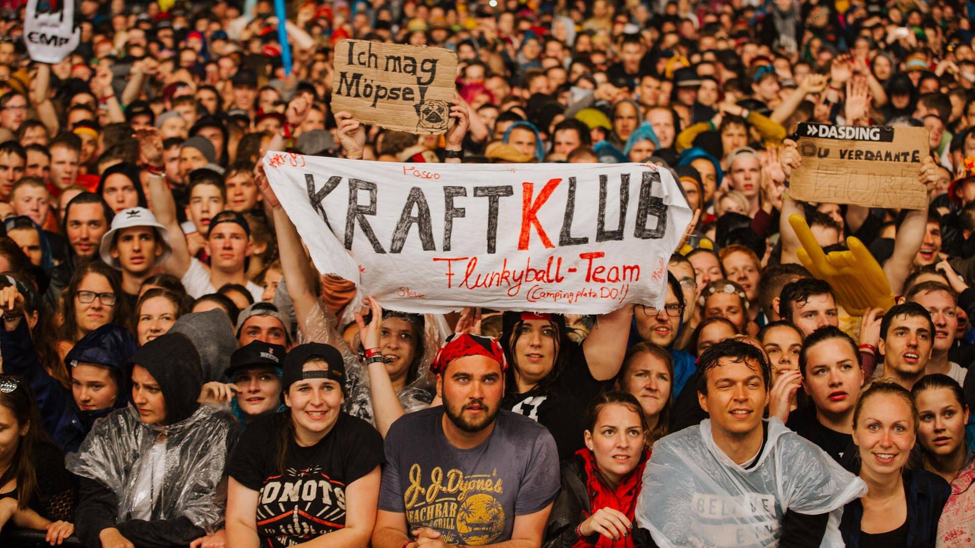 Kraftklub ganz in rot (Foto: SWR / Ronny Zimmermann)