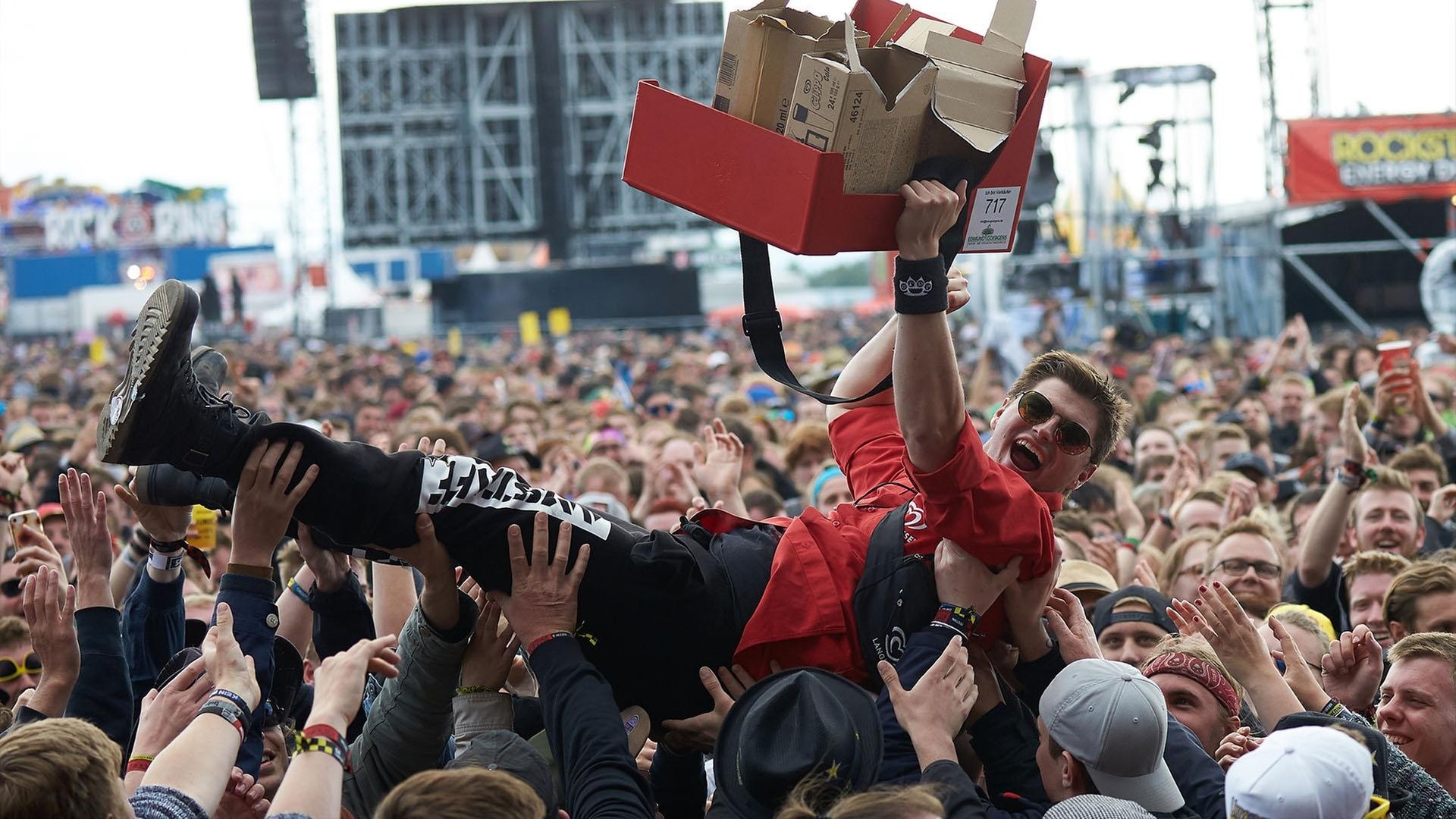 Foto: picture alliance/Thomas Frey/dpa Eisverkäufer beim Stage Diving bei Rock am Ring (Foto: picture alliance/Thomas Frey/dpa)