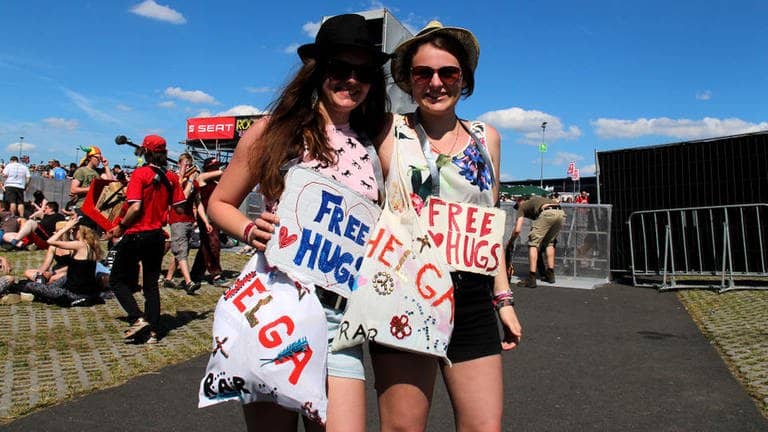 Free Hugs, free F... - Schilder bei Rock am Ring - IMG_2546.jpg-130924 (Foto: SWR DASDING)