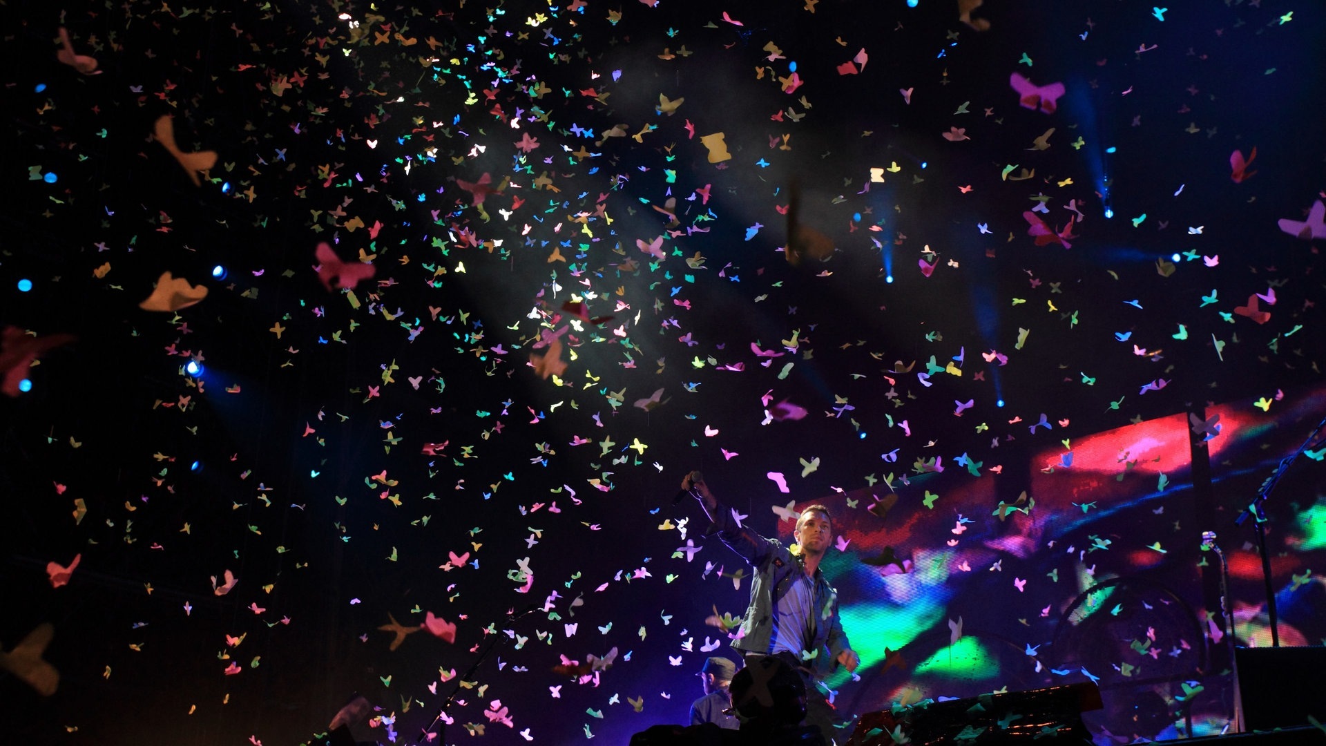 Foto: IMAGO, picture-alliance / Reportdienste, Thomas Frey Chris Martin von Coldplay steht auf der Bühne, während Konfetti auf ihn regnet. (Foto: IMAGO, picture-alliance / Reportdienste, Thomas Frey)