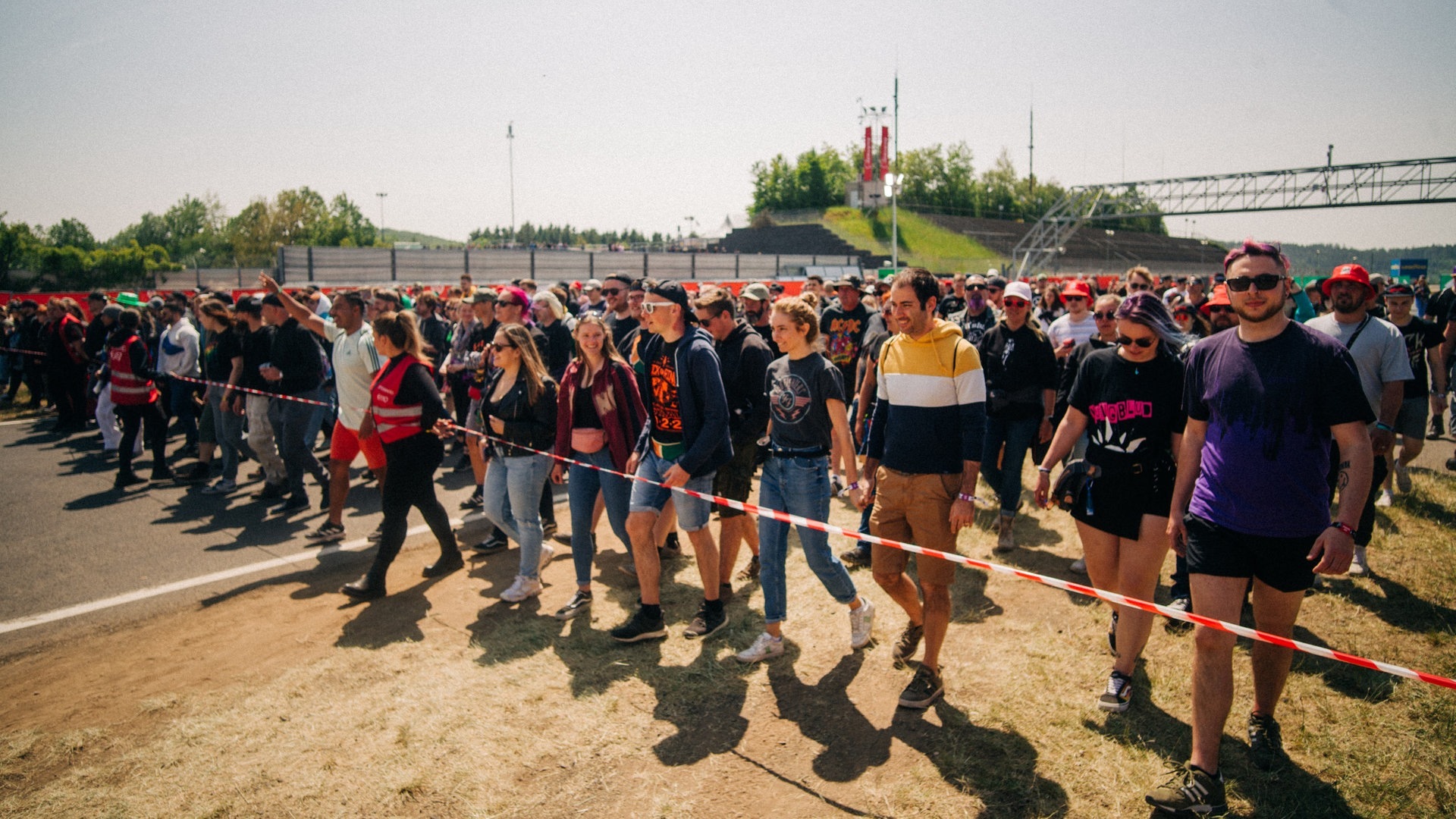 Foto: SWR3, SWR3 / Niko Neithardt Viele Besucher bei Rock am Ring warten vor einer Absperrung darauf, dass sie auf das Festivalgeländer dürfen (Foto: SWR3, SWR3 / Niko Neithardt)