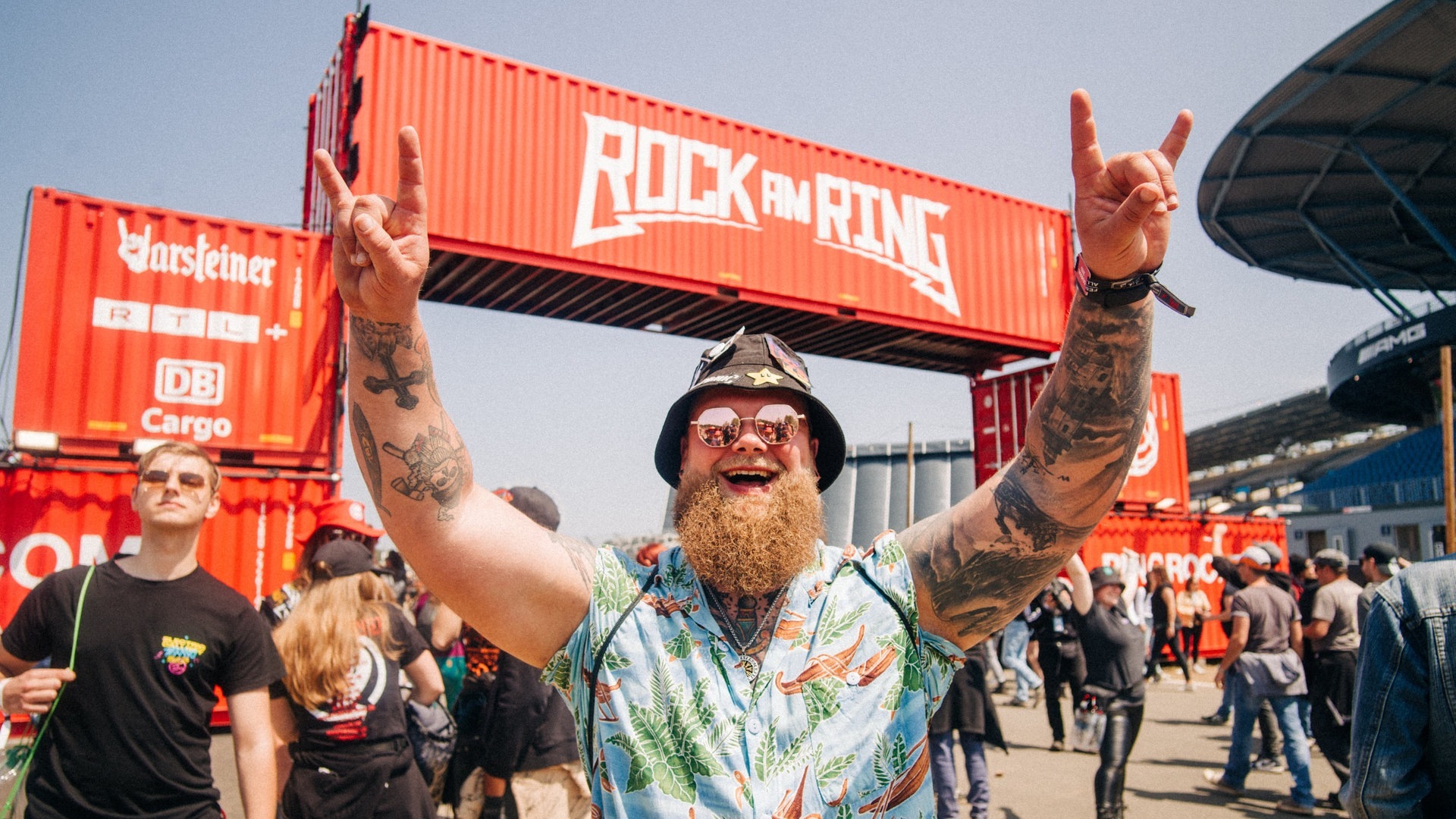 Foto: SWR3, SWR3 / Niko Neithardt Ein junger Mann mit Bart und Hawai-Hemd steht vor dem Eingang zu Rock am Ring (Foto: SWR3, SWR3 / Niko Neithardt)