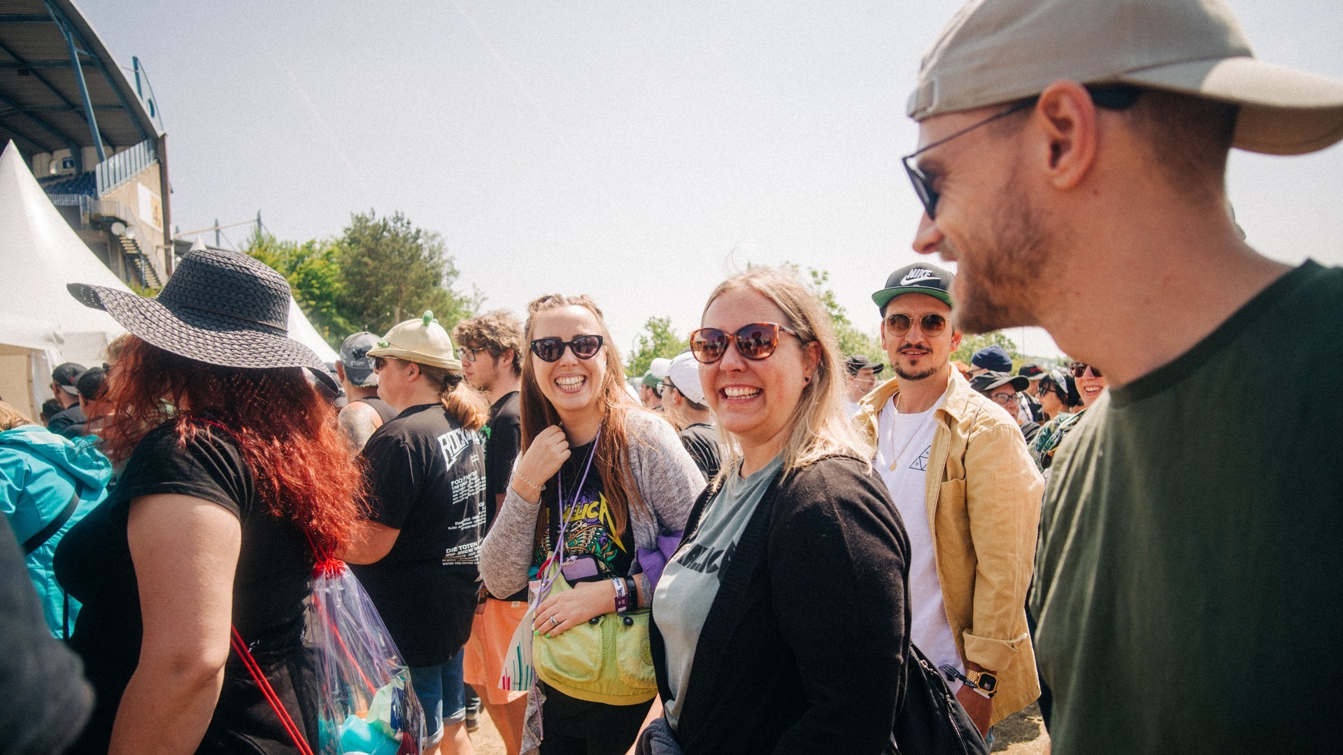 Foto: SWR3, SWR3 / Niko Neithardt Eine junge Frau umgeben von vielen Festivalbesuchern warten darauf, das Gelände bei Rock am Ring betreten zu dürfen (Foto: SWR3, SWR3 / Niko Neithardt)