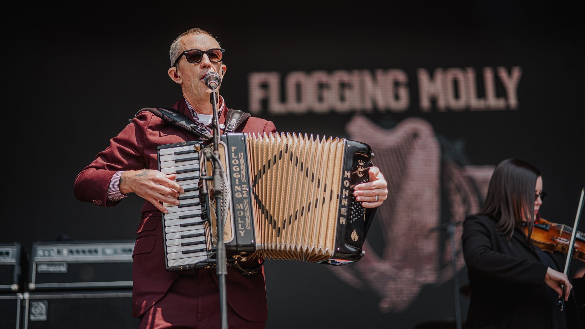 Foto: SWR3, SWR3 / Ronny Zimmermann Matt Hansley von Flogging Molly steht mit seinem Akkordeon auf der Bühne bei Rock am Ring 2023 (Foto: SWR3, SWR3 / Ronny Zimmermann)