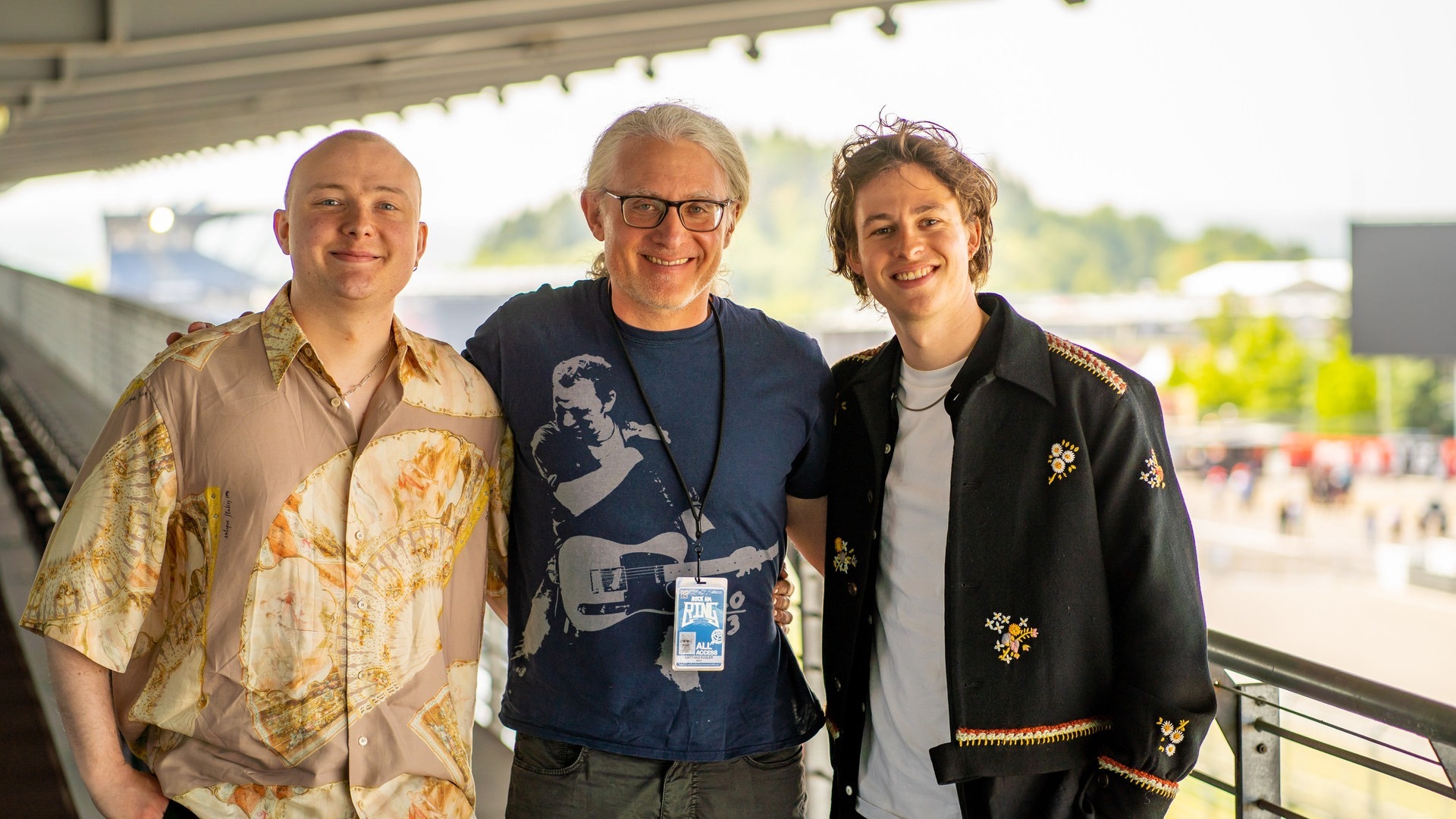 Foto: SWR3, SWR3 / Ronny Krautz Fred und Finn von Giant Rooks mit Matthias Kugler von SWR3 auf dem Gelände von Rock am Ring (Foto: SWR3, SWR3 / Ronny Krautz)