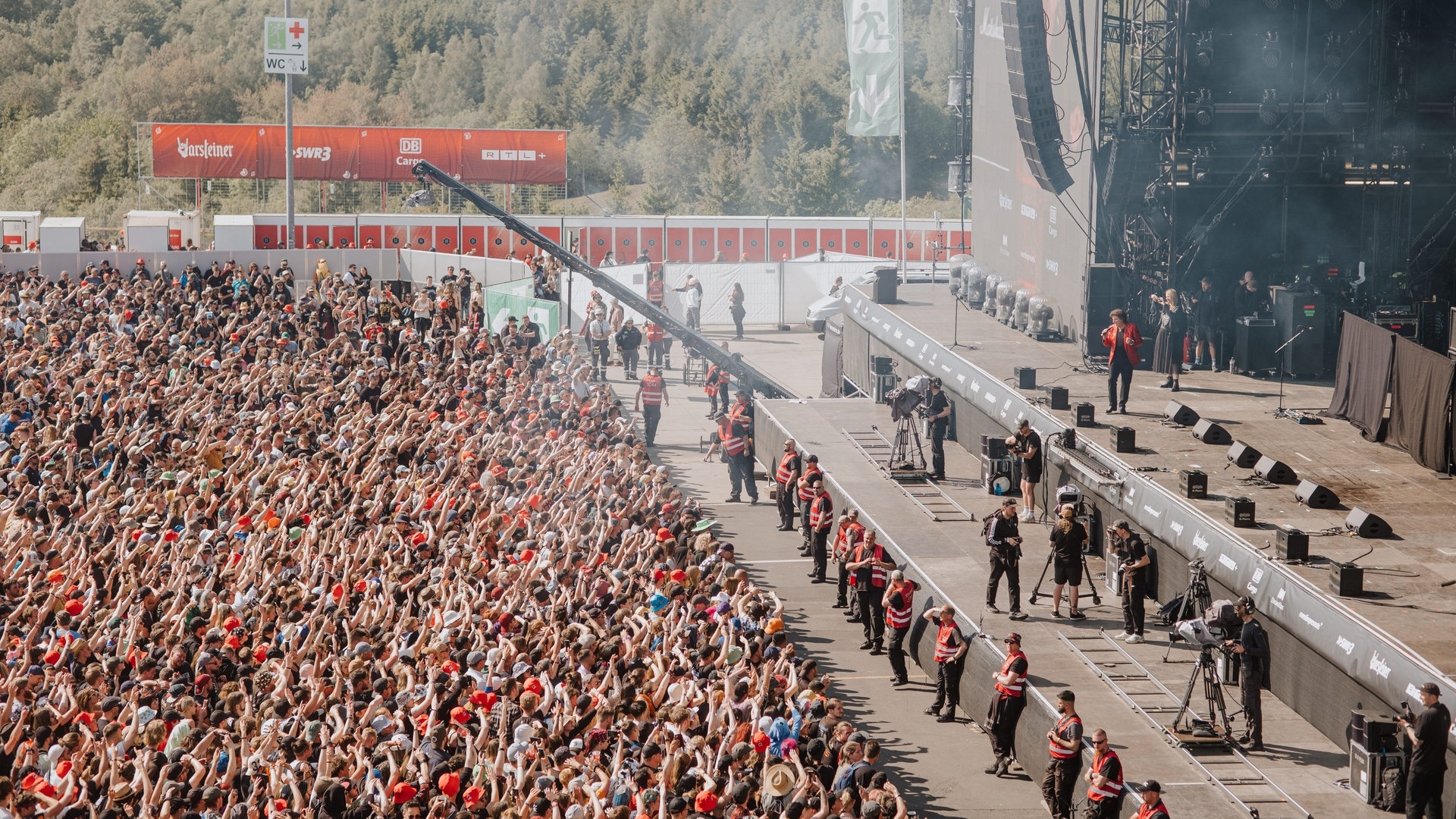 Foto: SWR3, SWR3 / Ronny Zimmermann Olaf, der Flipper, tritt bei Rock am Ring auf und das Publikum feiert ihn (Foto: SWR3, SWR3 / Ronny Zimmermann)