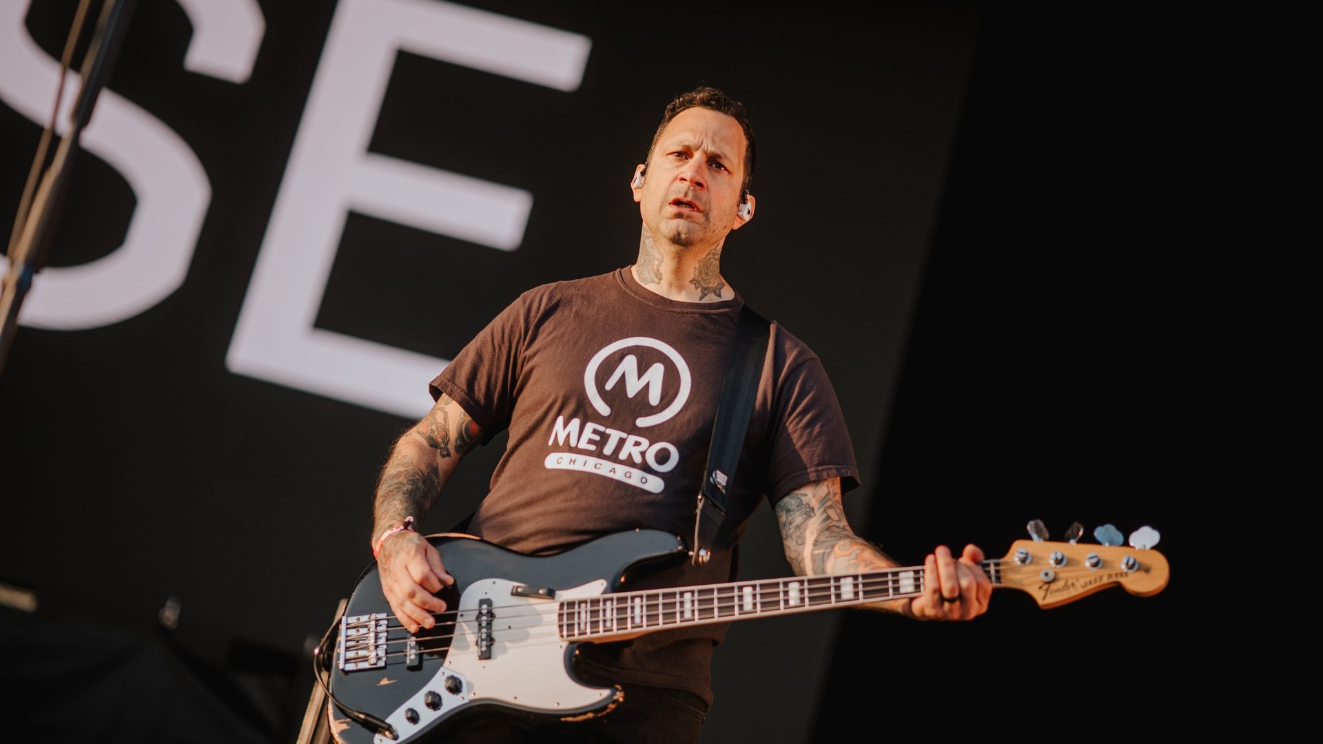 Foto: SWR3, SWR3 / Ronny Zimmermann Der Bassist von Rise Against auf der Bühne von Rock am Ring 2023 (Foto: SWR3, SWR3 / Ronny Zimmermann)