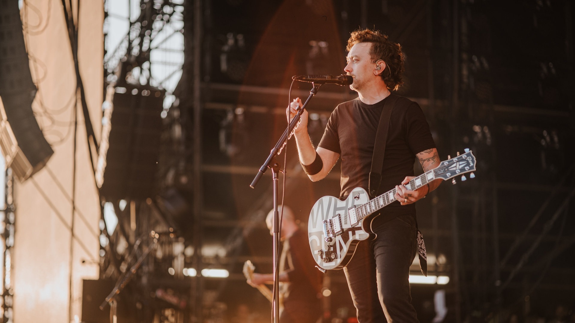 Foto: SWR3, SWR3 / Ronny Zimmermann Sänger Tim von Rise Against hält den Mikrofonständer und schaut ins Publikum von Rock am Ring 2023 (Foto: SWR3, SWR3 / Ronny Zimmermann)