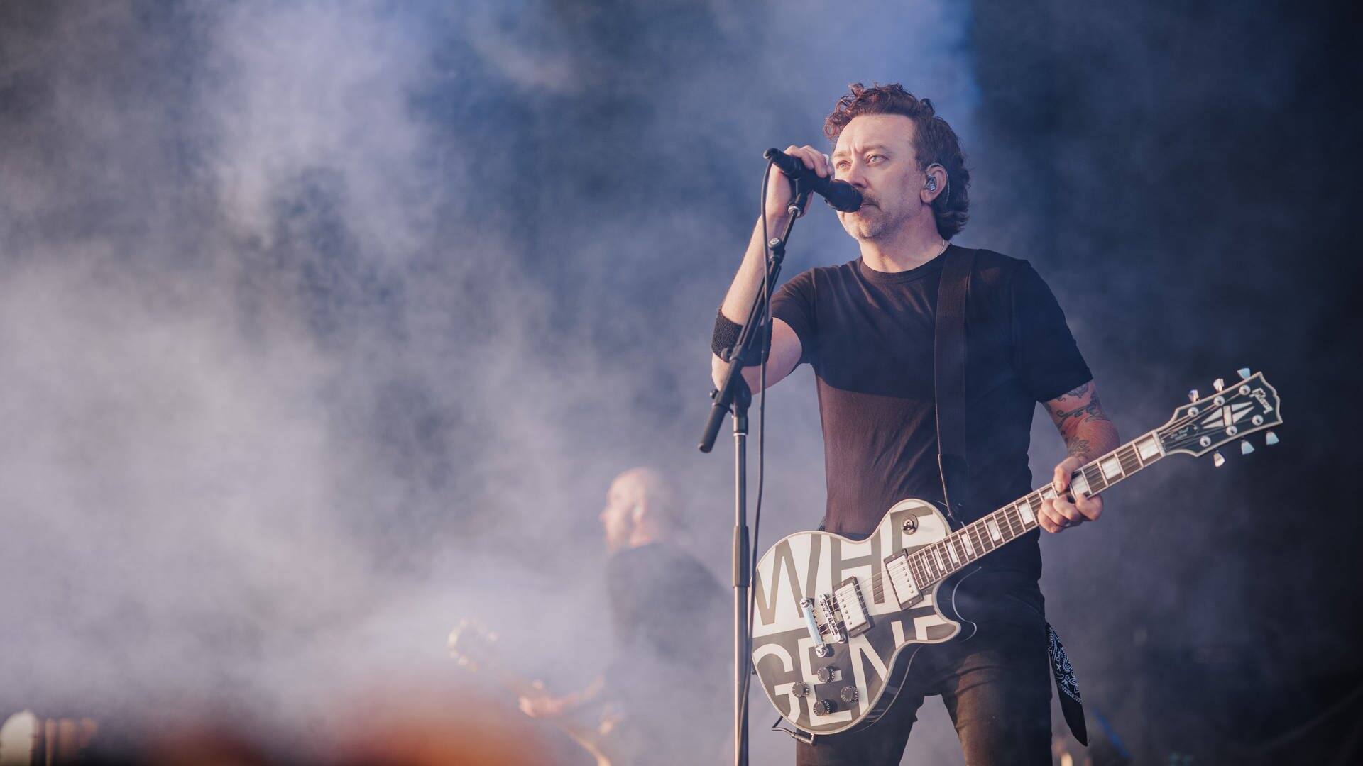 Sänger Tim von Rise Against steht am Mikrofon auf der Bühne vom Rock am Ring (Foto: SWR3, SWR3 / Ronny Zimmermann)