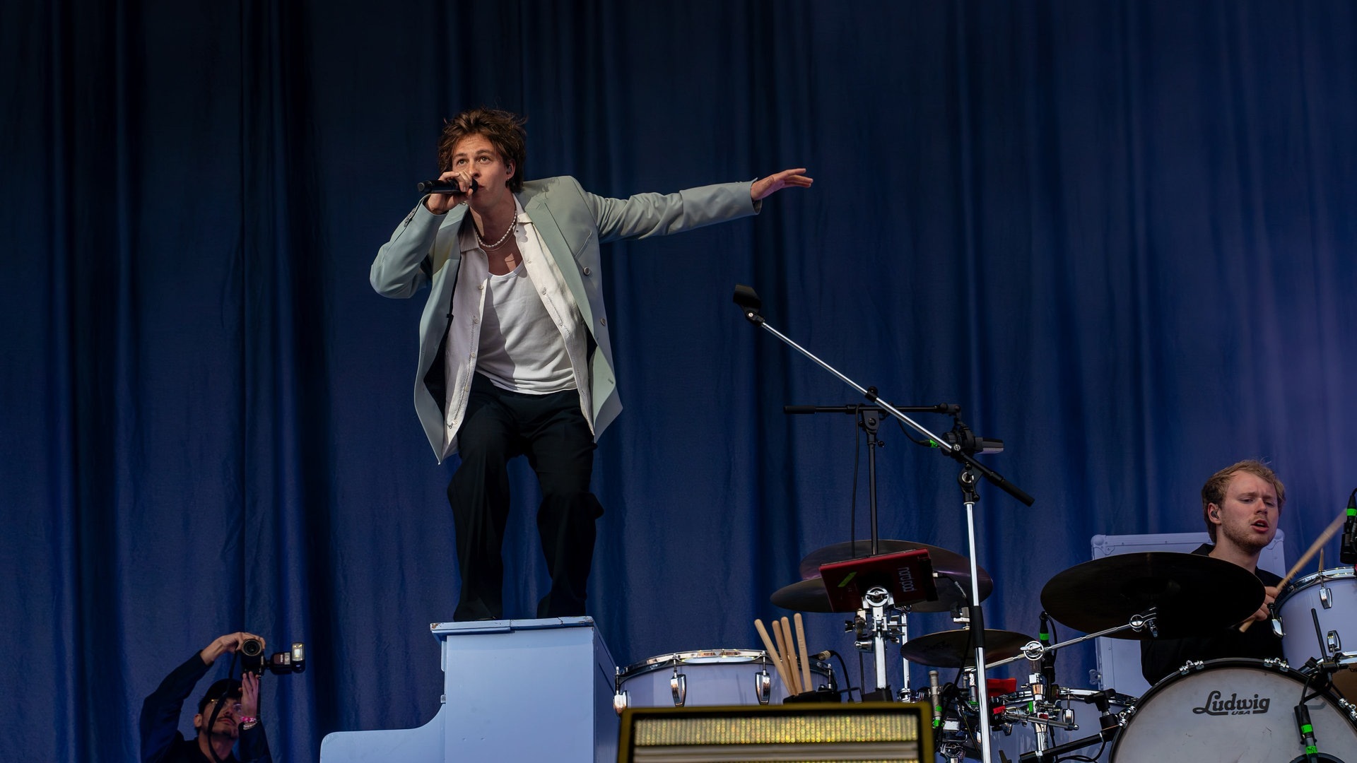 Foto: SWR3, Ronny Krautz Fred Rabe, Sänger der Giant Rooks auf der Bühne bei Rock am Ring. (Foto: SWR3, Ronny Krautz)