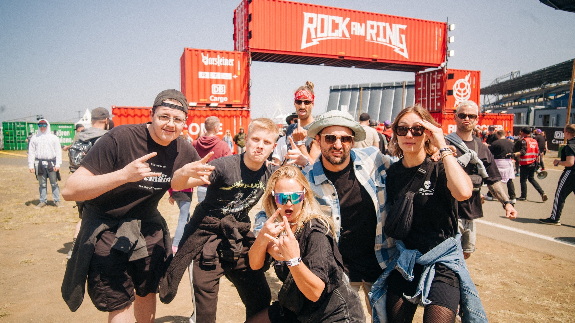 Foto: SWR3, SWR3 / Nico Neidhardt Eine Gruppe junger Menschen vor den Toren von Rock am Ring (Foto: SWR3, SWR3 / Nico Neidhardt)