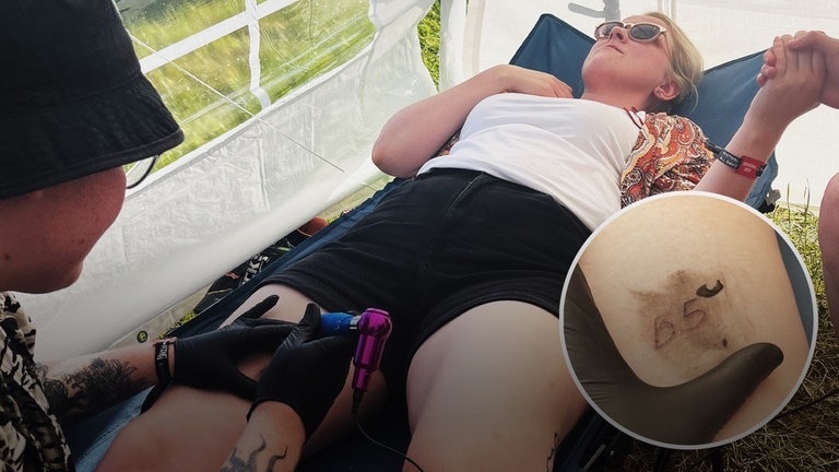 Eine Frau lässt sich bei Rock am Ring tätowieren. (Foto: SWR3, Yannick Mai)