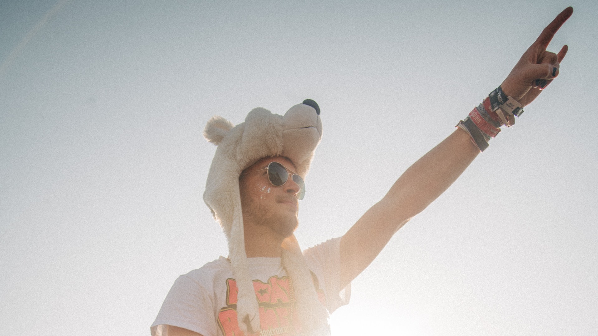 Foto: SWR3, SWR3 / Niko Neithardt Ein junger Mann mit Sonnenbrille sitzt auf den Schultern eines anderen Mannes bei Rock am Ring 2023 (Foto: SWR3, SWR3 / Niko Neithardt)