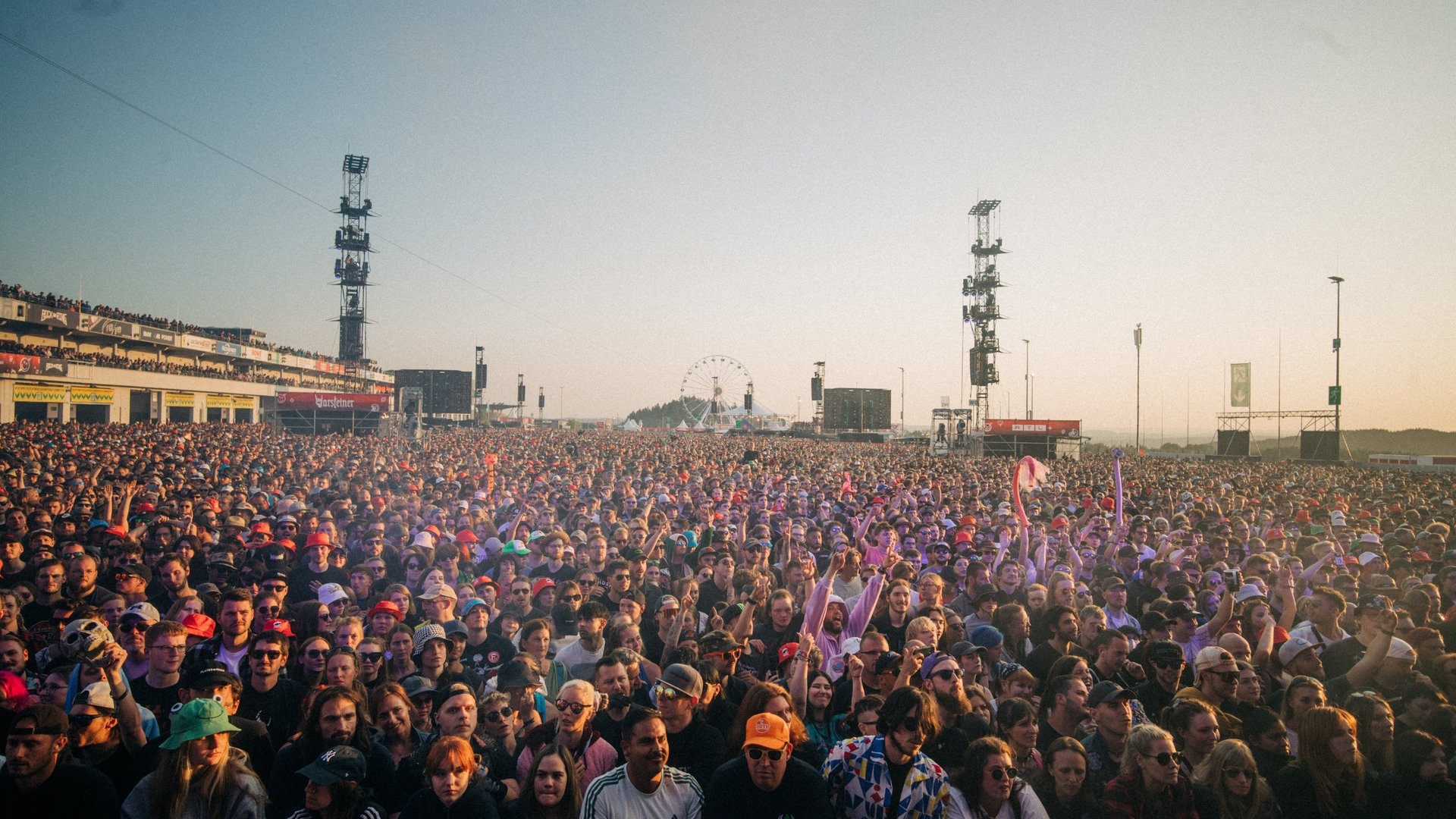 Foto: SWR3, SWR3 / Niko Neithardt Das Wetter bei Rock am Ring ist 2023: Das Publikum vor der Bühne genißt die Sonnenstrahlen (Foto: SWR3, SWR3 / Niko Neithardt)